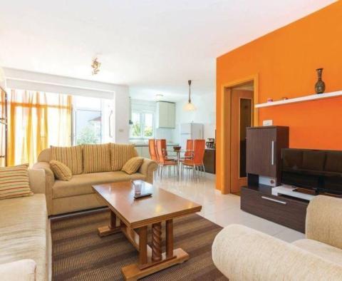 Dwa apartamenty z dużym tarasem i miejscami parkingowymi w Kostrena, Glavani - pic 5