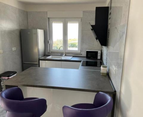 Dwa apartamenty z dużym tarasem i miejscami parkingowymi w Kostrena, Glavani - pic 14