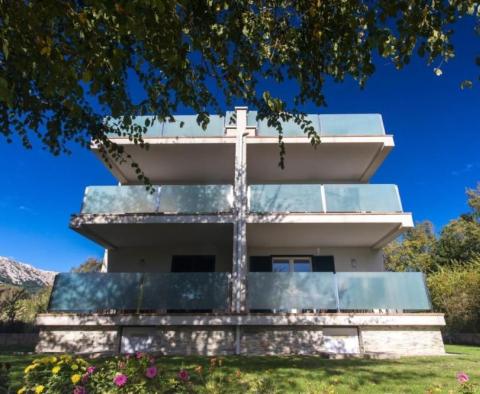Haus mit 6 möblierten Mietwohnungen in Baska auf der Insel Krk - foto 2