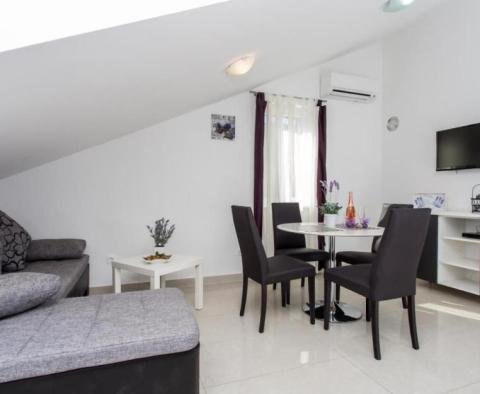 Haus mit 6 möblierten Mietwohnungen in Baska auf der Insel Krk - foto 5