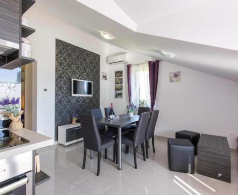 Haus mit 6 möblierten Mietwohnungen in Baska auf der Insel Krk - foto 13