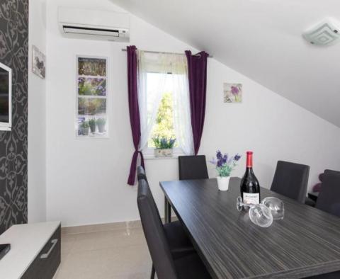 Haus mit 6 möblierten Mietwohnungen in Baska auf der Insel Krk - foto 14