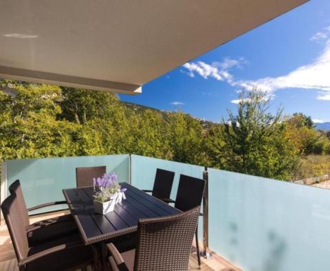 Haus mit 6 möblierten Mietwohnungen in Baska auf der Insel Krk - foto 26