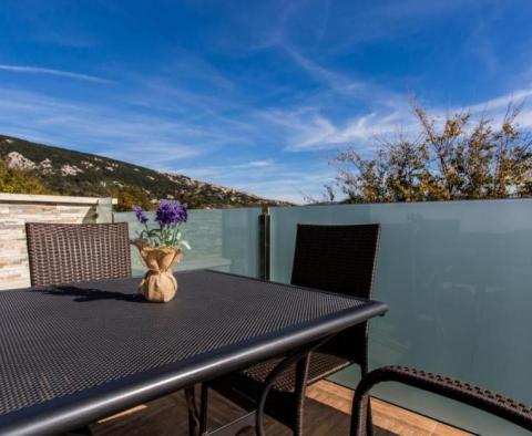 Haus mit 6 möblierten Mietwohnungen in Baska auf der Insel Krk - foto 27