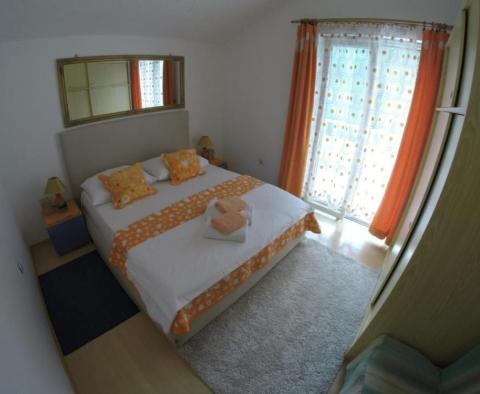 Na sprzedaż dom apartamentowy z basenem na Ciovo niedaleko Trogiru, 20 metrów od plaży - pic 12