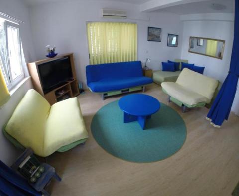 Na sprzedaż dom apartamentowy z basenem na Ciovo niedaleko Trogiru, 20 metrów od plaży - pic 15