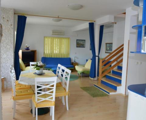Na sprzedaż dom apartamentowy z basenem na Ciovo niedaleko Trogiru, 20 metrów od plaży - pic 25