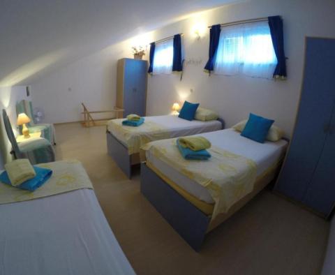 Na sprzedaż dom apartamentowy z basenem na Ciovo niedaleko Trogiru, 20 metrów od plaży - pic 36