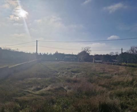 Zurbanizowana działka w Rovinj, 3 km od morza - pic 5