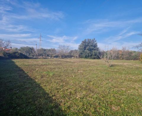 Terrain urbanisé dans la région de Rovinj, endroit calme - pic 2