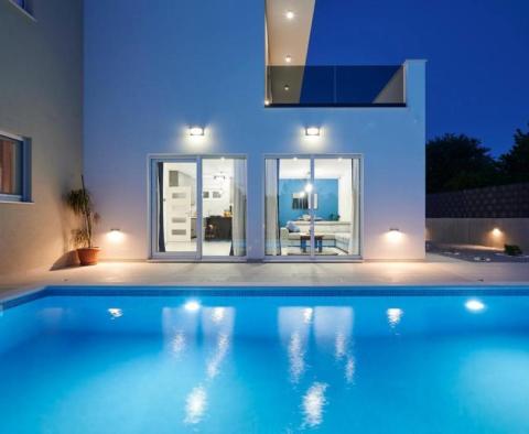 Wunderschöne neue Villa mit 4 Schlafzimmern in der Gegend von Kastela, 390 Meter vom Strand entfernt - foto 2