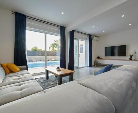 Wunderschöne neue Villa mit 4 Schlafzimmern in der Gegend von Kastela, 390 Meter vom Strand entfernt - foto 5