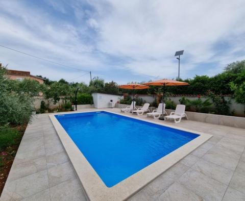 Maison de 5 appartements avec beaucoup de potentiel, dans un endroit calme et magnifique dans la région de Porec - pic 4