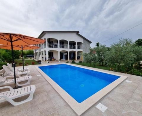 Maison de 5 appartements avec beaucoup de potentiel, dans un endroit calme et magnifique dans la région de Porec - pic 7