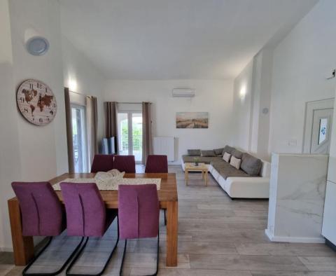 Maison de 5 appartements avec beaucoup de potentiel, dans un endroit calme et magnifique dans la région de Porec - pic 9