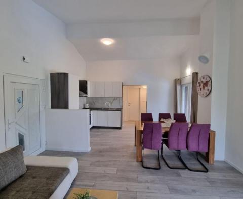 Maison de 5 appartements avec beaucoup de potentiel, dans un endroit calme et magnifique dans la région de Porec - pic 10