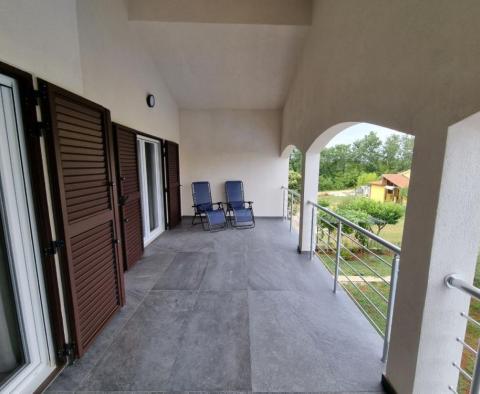 Maison de 5 appartements avec beaucoup de potentiel, dans un endroit calme et magnifique dans la région de Porec - pic 33