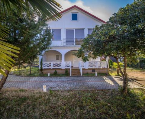 Maison jumelée près du centre de la populaire Malinska, à 400 mètres de la mer - pic 2