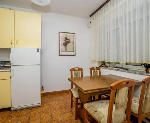 Maison jumelée près du centre de la populaire Malinska, à 400 mètres de la mer - pic 7