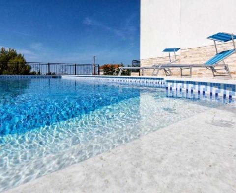 Nádherná turistická nemovitost se 4 lux apartmány v Primoštenu, pouze 200 metrů od moře - pic 2