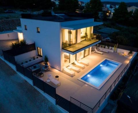 Gyönyörű új villa a Ciovo-félszigeten, 100 méterre a tengertől - pic 9