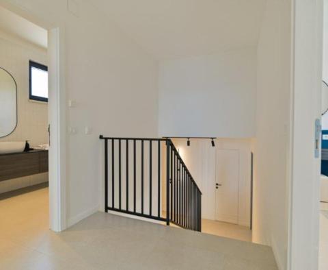 Gyönyörű új villa a Ciovo-félszigeten, 100 méterre a tengertől - pic 15