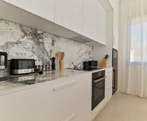Gyönyörű új villa a Ciovo-félszigeten, 100 méterre a tengertől - pic 32