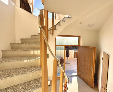 Außergewöhnliche neue Villa 100 Meter vom Meer entfernt in Novi Vinodolski! - foto 28