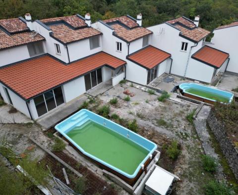Pięć domów szeregowych o powierzchni 590 m2 z widokiem na morze i 2 basenami w Icici - pic 5