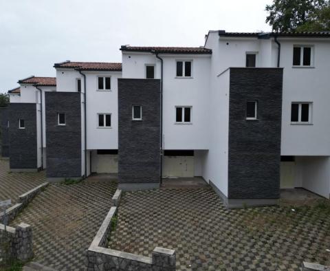 Pięć domów szeregowych o powierzchni 590 m2 z widokiem na morze i 2 basenami w Icici - pic 22