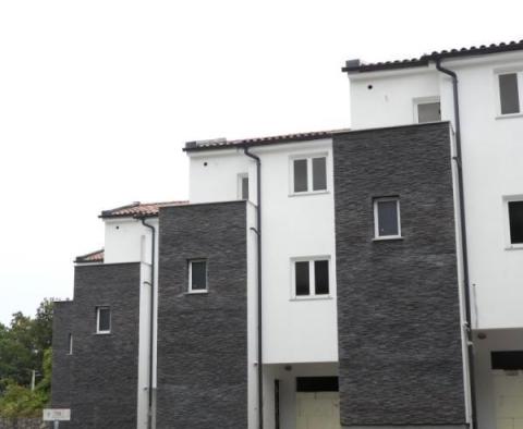 Pięć domów szeregowych o powierzchni 590 m2 z widokiem na morze i 2 basenami w Icici - pic 27