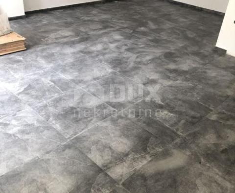 Pięć domów szeregowych o powierzchni 590 m2 z widokiem na morze i 2 basenami w Icici - pic 35