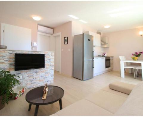 Csodálatos ingatlan 6 apartmanból az 1. vonalon a tengerhez Rogoznica városában - pic 11