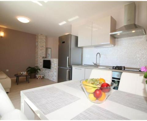 Csodálatos ingatlan 6 apartmanból az 1. vonalon a tengerhez Rogoznica városában - pic 10