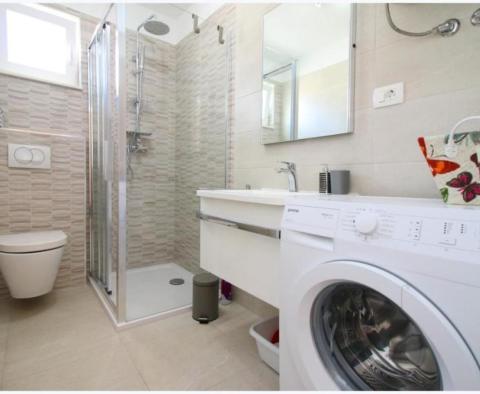 Csodálatos ingatlan 6 apartmanból az 1. vonalon a tengerhez Rogoznica városában - pic 16