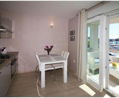 Csodálatos ingatlan 6 apartmanból az 1. vonalon a tengerhez Rogoznica városában - pic 17