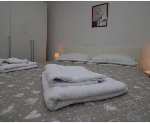 Csodálatos ingatlan 6 apartmanból az 1. vonalon a tengerhez Rogoznica városában - pic 15