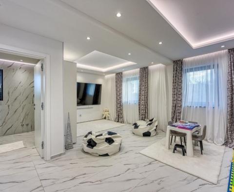 Impressive light and bright villa in popular Rovinj, for sale - pic 37