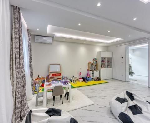 Impressive light and bright villa in popular Rovinj, for sale - pic 40