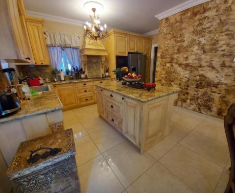 Красивая вилла с бассейном в центре Ловрана, в 300 метрах от моря - фото 37
