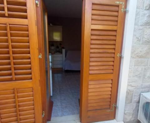 Apartmán s nádhernou zahradou v Postiře na ostrově Brač 150 metrů od moře - pic 30