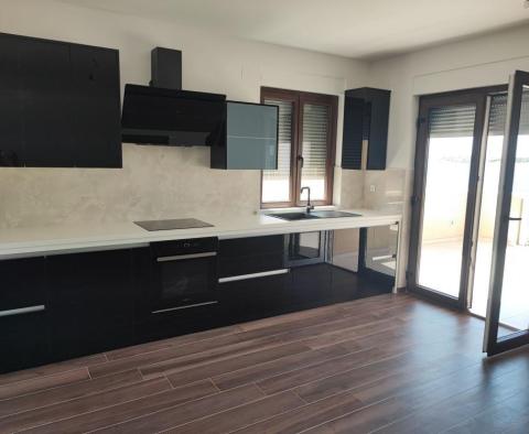 1ère ligne de mer - Appartement de 3 chambres dans un immeuble neuf sur la péninsule de Pag - pic 10