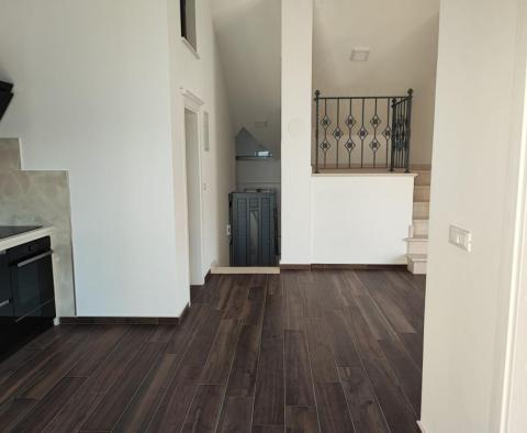 Appartement de trois chambres dans un immeuble neuf sur la péninsule de Pag à Povljana, 1ère rangée de la mer - pic 3