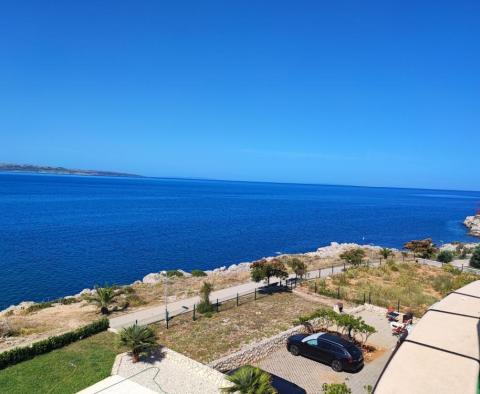 Appartement de trois chambres dans un immeuble neuf sur la péninsule de Pag à Povljana, 1ère rangée de la mer - pic 6