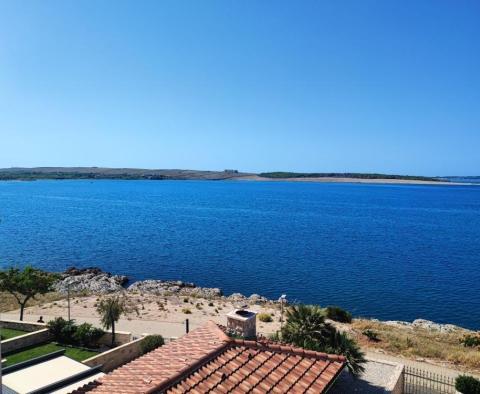 Appartement de trois chambres dans un immeuble neuf sur la péninsule de Pag à Povljana, 1ère rangée de la mer - pic 7