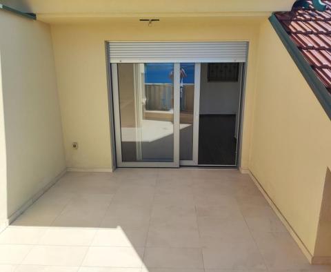 Appartement de trois chambres dans un immeuble neuf sur la péninsule de Pag à Povljana, 1ère rangée de la mer - pic 11