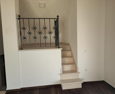 Appartement de trois chambres dans un immeuble neuf sur la péninsule de Pag à Povljana, 1ère rangée de la mer - pic 14