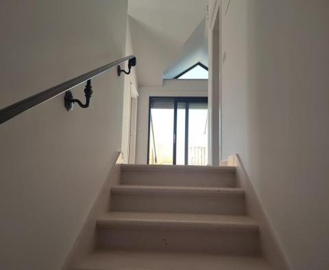 Appartement de trois chambres dans un immeuble neuf sur la péninsule de Pag à Povljana, 1ère rangée de la mer - pic 15