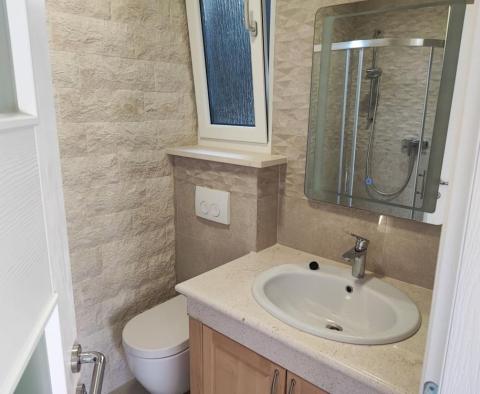Appartement de trois chambres dans un immeuble neuf sur la péninsule de Pag à Povljana, 1ère rangée de la mer - pic 16