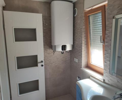 Appartement de trois chambres dans un immeuble neuf sur la péninsule de Pag à Povljana, 1ère rangée de la mer - pic 21